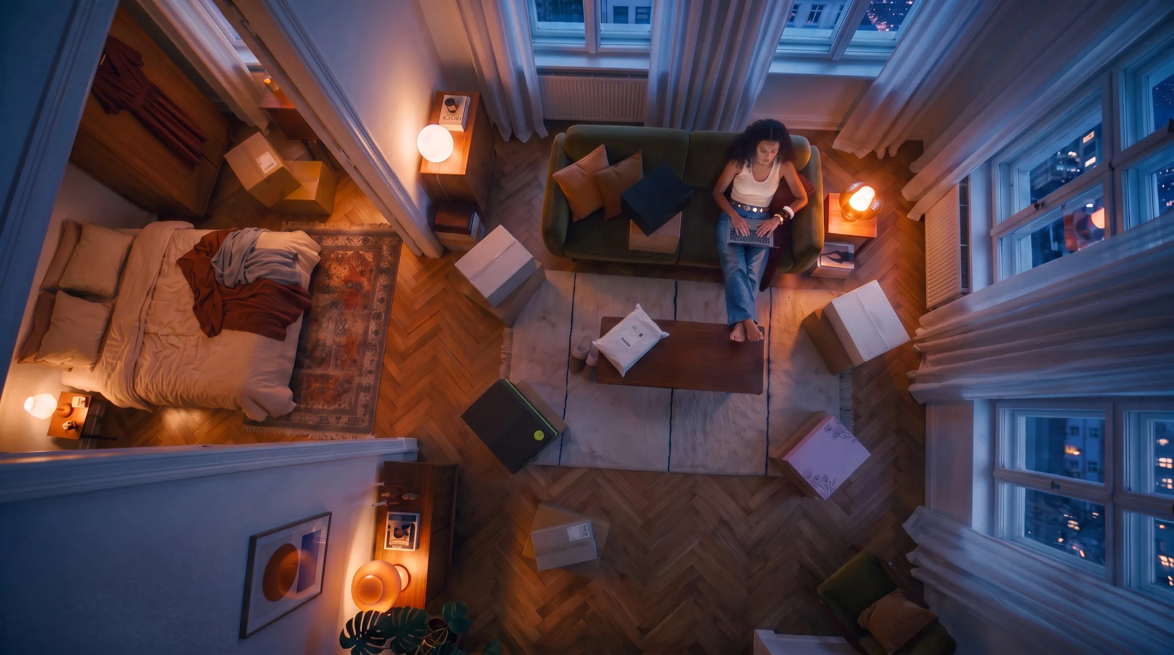 KI-Werbespot ABOUT YOU x Google: Wohnung voller Pakete von oben in der Dämmerung