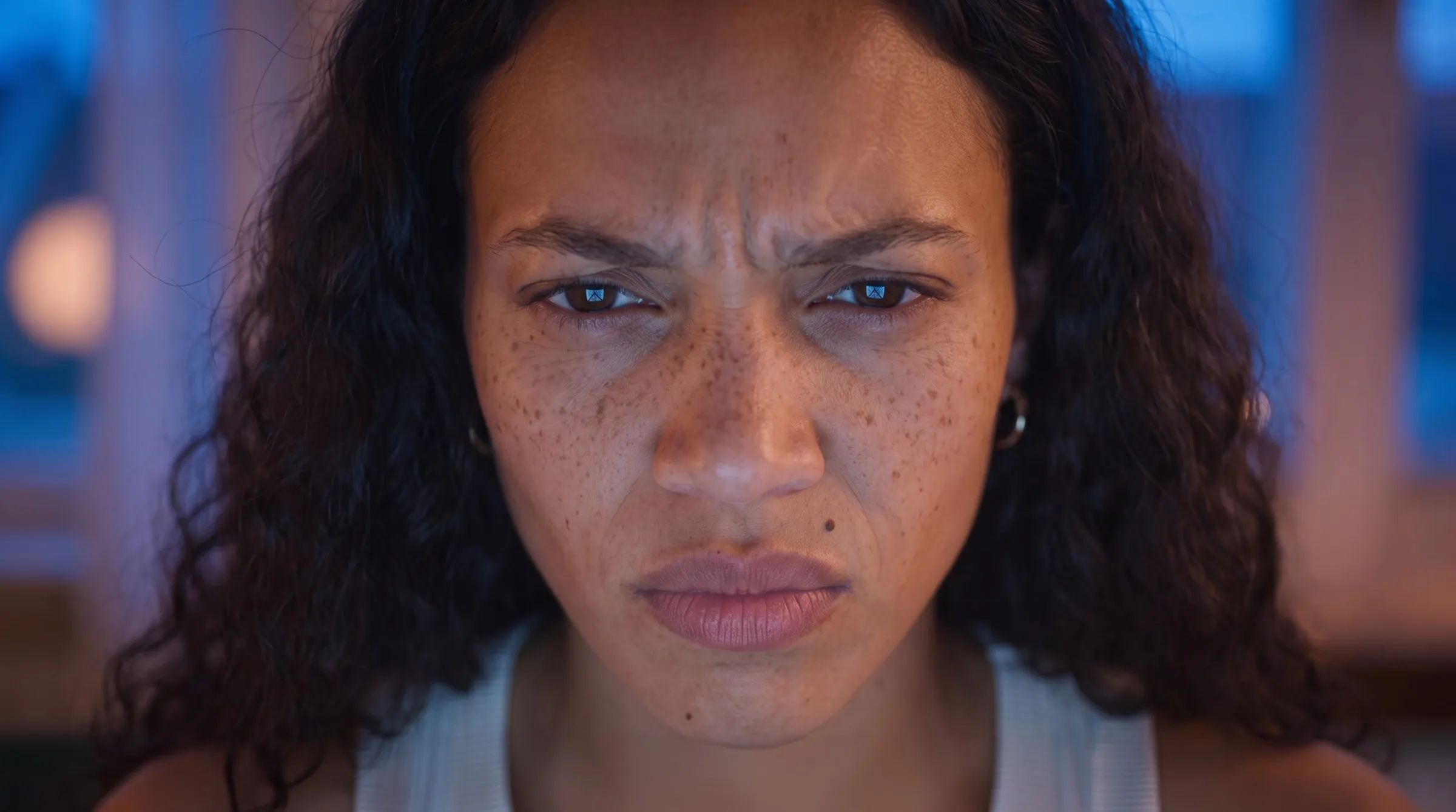 KI-Werbespot ABOUT YOU x Google: Nahaufnahme einer Frau, genervt vom Online-Shopping-Chaos